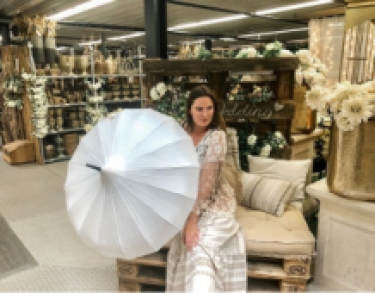 parasol pagade ecru, girl showing